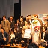 書店員らマンガ好きが選ぶマンガ大賞2015を、東村アキコの自伝的エッセイマンガ「かくかくしかじか」が受賞