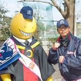 殺せんせーと伊藤コーチ（右）