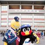 殺せんせーとつば九郎（右）