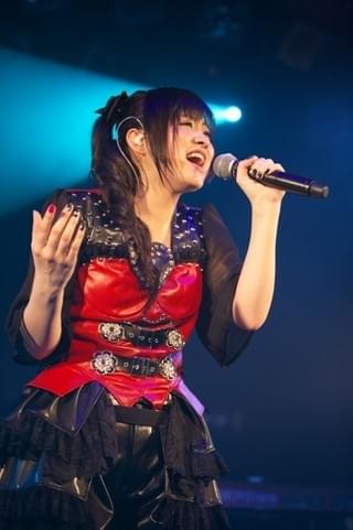 「鈴⽊このみ18歳!! 私がオバさんになっても」ライブの様子