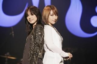 「Eir Aoi LIVE TOUR 2015 -BEYOND THE LAPIS-」ツアーファイナルの様子 左：相川七瀬、右：藍井エイル