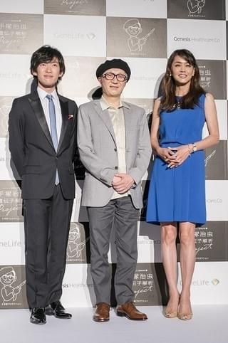 「手塚治虫遺伝子解析プロジェクト」発表会に登壇したメンタリストDaiGo、手塚眞、前田典子）