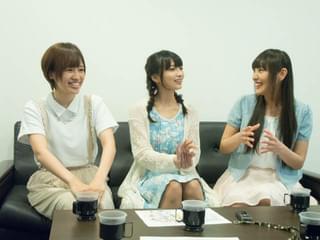 インタビューの様子(左より高橋李依、高野麻里佳、長久友紀)