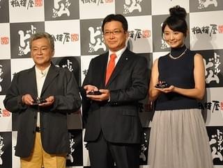 「相模屋 新型Gとうふ発表会」左より池田秀一、鳥越淳司 代表取締役社長、おのののか