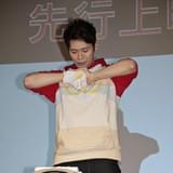 「ワンパンマン」先行上映会で古川慎がワンパンで瓦割り 追加キャストも発表