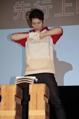 ワンパン（一撃）で3枚の瓦割りに成功した古川慎