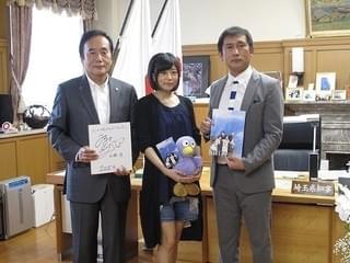 埼玉県知事を表敬訪問した水瀬いのり、清水博之プロデューサー