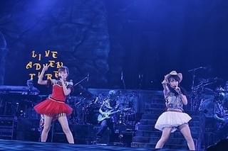 高垣彩陽と「戦姫絶唱シンフォギアGX」の劇中歌「BAYONET CHARGE」を披露した水樹奈々