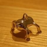 腐女子の化身「ホモォ」のメタルアクセサリーが販売開始 ロジウムメッキ加工で輝く「ホモォ」