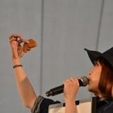 「薮内平和堂」のたい焼きを手に「踊り鯛」を解説