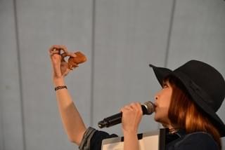 「薮内平和堂」のたい焼きを手に「踊り鯛」を解説