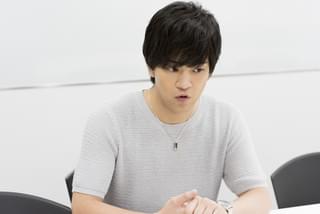 「コンクリート・レボルティオ～超人幻想～」石川界人インタビュー 「カギは左手が握っている」と謎を暗示