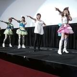 息ぴったりのダンスを披露する紺野あさ美とi☆Ris