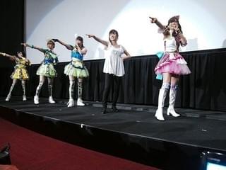 息ぴったりのダンスを披露する紺野あさ美とi☆Ris