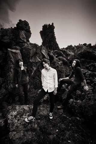 新オープニング主題歌を担当するDOES