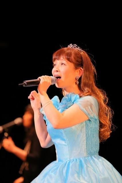 ドラえもんのうた」「メイプルタウン物語」の山野さと子がデビュー35