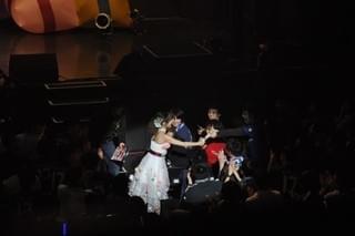 直接手渡しのプレゼントに沸き立つ客席