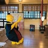 「暗殺教室」殺せんせーが受験生の合格を祈願 西武鉄道とのコラボ電車「KORO-TORAIN」も運行中