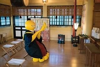 「暗殺教室」殺せんせーが受験生の合格を祈願 西武鉄道とのコラボ電車「KORO-TORAIN」も運行中