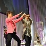 小野大輔にジョジョ立ちの手ほどきを受ける櫻井孝宏