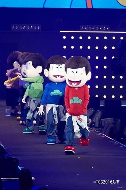 おそ松さん」の6つ子がTGCでシェーポーズ 個性豊かなランウェイ