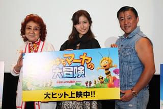 舞台挨拶に立った（左から）野沢雅子、 春名風花、スギちゃん