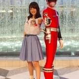 伊藤美来、ソロデビュー記念イベントでデカレッドとご対面 「いつか特撮作品で主題歌を」