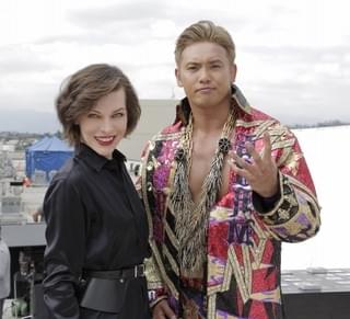 ミラ・ジョボビッチ（左）とオカダ・カズチカ（右）