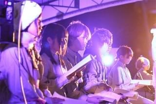 キャストとミュージシャンが会場で映像に息を吹き込む