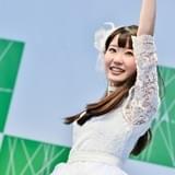 東山奈央、ソロデビュー記念イベントでファンと交流 アーティストロゴが虹の七色に