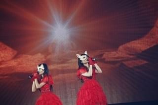 仮面を付けて登場したClariS