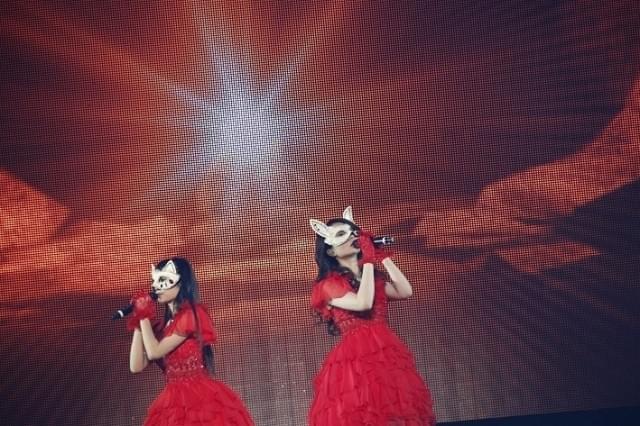 ClariS、ついに仮面を外す 初の武道館コンサートで予想外の一幕に