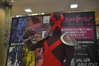 「THE REFLECTION」うちわ配布イベントに、正体不明のヒーロー・エクスオン登場！