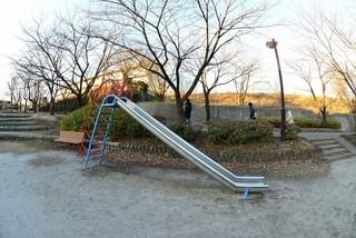 寒々しい様子が伝わってくるロケハン写真。他のスタッフはスタンダードな写真、山本監督は魚眼レンズという分担で撮り、魚眼レンズの構図は作品の絵作りに大きく生かされている