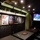 傑作ロボットアニメの名シーンとともにお酒や食事を楽しめる「映像居酒屋 ロボ基地」オープン