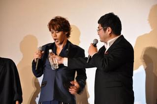 「まずは君が落ち着け」と、松尾諭(写真右)が宮野真守(左)に“水ドン”