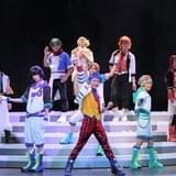 ド派手プリズムショーに湯けむりポロリ 舞台「キンプリ」は“応援上演”盛り上がり必至