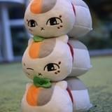 「劇場版 夏目友人帳」公開記念展が開催 トリプルニャンコ先生のぬいぐるみ初披露