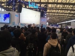 中国イベントでの、ビリビリ動画のステージイベントの風景。