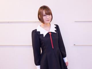 「となりの吸血鬼さん」で念願の吸血鬼を演じる富田美憂 少女との同居で、徐々に温かみをおびる声