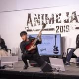 ギブソンのギターを手にポーズをとる鈴木崚汰