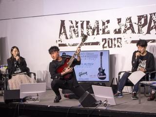 ギブソンのギターを手にポーズをとる鈴木崚汰