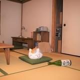 完全再現された夏目の部屋には実寸大ニャンコ先生が