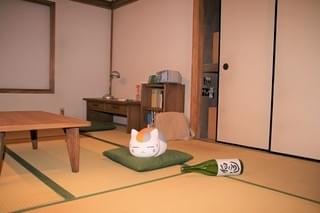 完全再現された夏目の部屋には実寸大ニャンコ先生が