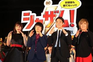 佐藤二朗がアフレコ時に来ていたサンタ服を観客にプレゼント