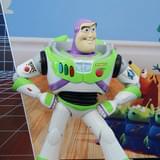 来場者をバズ・ライトイヤーがお出迎え