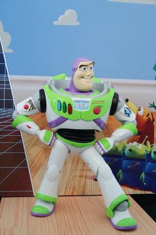 来場者をバズ・ライトイヤーがお出迎え