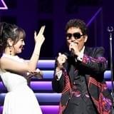 鈴木雅之が自身初のアニメOP「ラブ・ドラマティック」をツアーで披露 伊原六花とステージ初共演