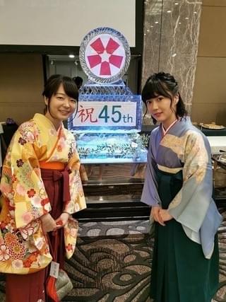 女流棋士45周年パーティーで室田伊緒女流二段(左)と