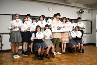 高校生たちの相談を受けた 伊藤健太郎と玉城ティナ